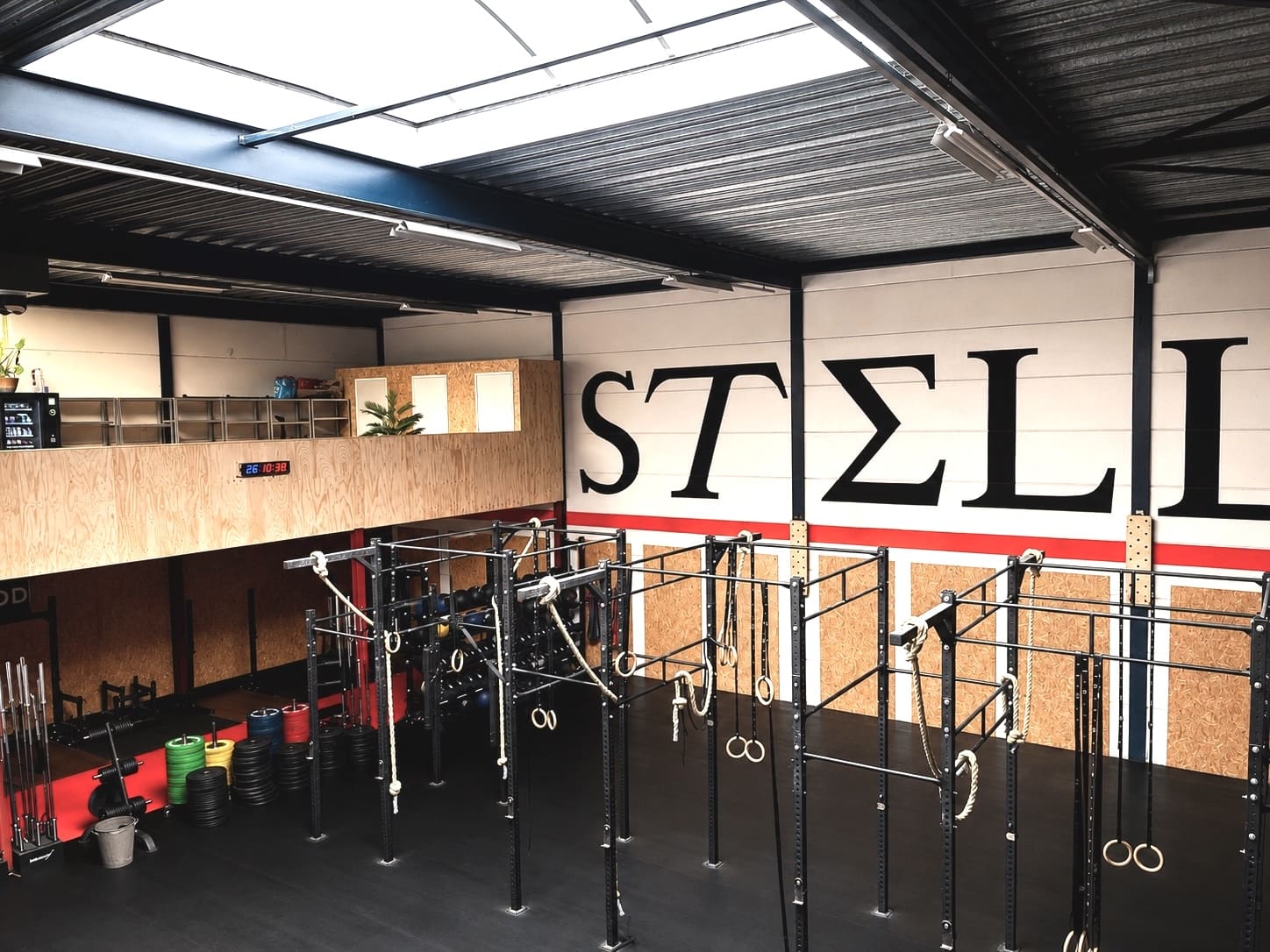 De trainingszaal van CrossFit Castellum met het rig, gewichtsschijven en de naam Castellum op de muur